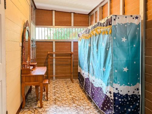 甲米镇Baan Panmala Guesthouse - Ao Luek的配有桌子和窗户的客房内的淋浴