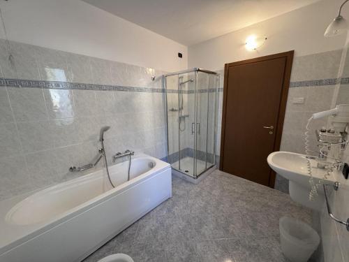 欧苏西奥莱蒂齐亚公寓酒店的带浴缸、卫生间和盥洗盆的浴室