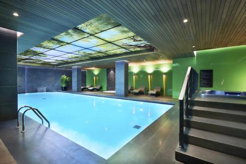 阿达纳迪万阿达纳酒店的游泳池,位于酒店带游泳池的客房