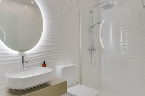 卡马拉-德洛布什Torre Palace II by Atlantic Holiday的白色的浴室设有水槽和淋浴。