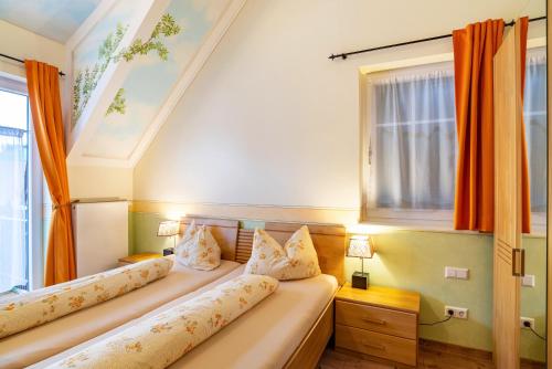 萨巴赫瓦登Schusterjunge Aparthotel A6的一间卧室设有两张床和窗户。