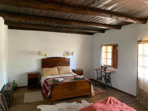 Gobernador GregoresEstancia Santa Thelma的一间卧室设有一张床和木制天花板