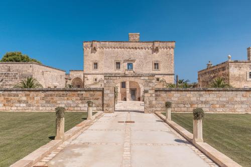 法萨诺Masseria Torrelonga的前方有走道的古老石头建筑