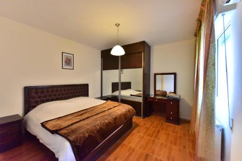 Ash Shumaysānīفندق الفاروق的一间卧室配有一张床和一面大镜子