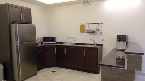 索瓦马Aroma Mountain Dead Sea的厨房配有不锈钢冰箱和棕色橱柜