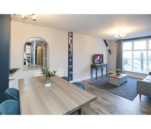 贝尔法斯特Central Belfast Apartments Alfred Street的客厅配有木桌和蓝色椅子
