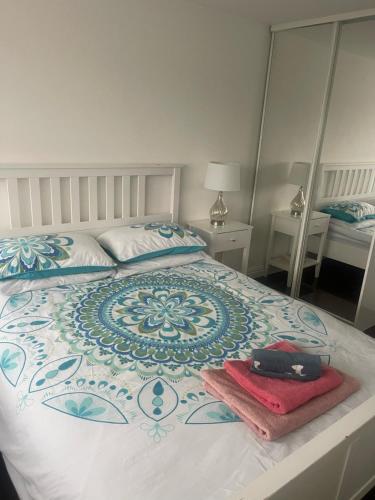 彼得利Hidden beauty in peaceful place的一间卧室配有一张带蓝色和白色棉被的床