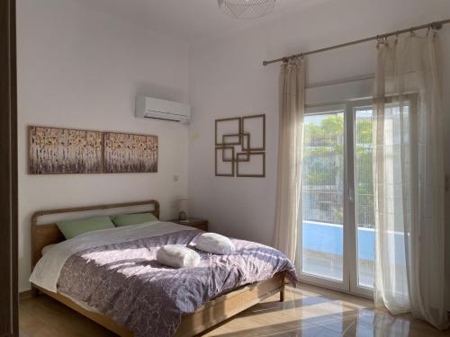 雅典Azure House的一间卧室设有一张床和一个大窗户
