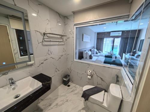 合艾Chinatown Living Hatyai的一间带水槽、卫生间和镜子的浴室