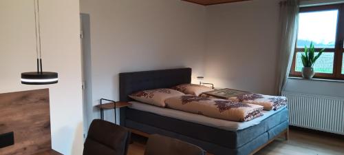 策勒Studioferienhaus Herzogstadt-Celle的一间卧室配有带枕头的床