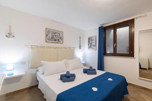 哥斯达雷Villa del Moro, FREE WIFI, 300mt from Sinzias' Beach的一间卧室配有蓝色和白色床单
