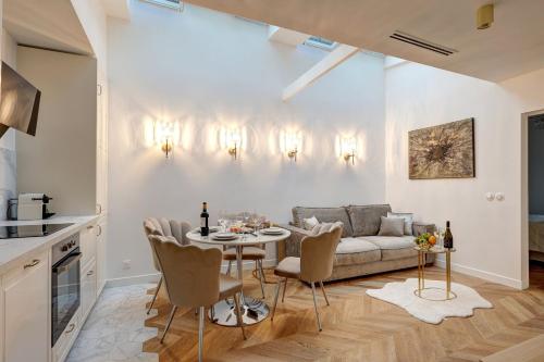 巴黎348 Ponthieu - Superb apartment in Paris的客厅配有桌子和沙发