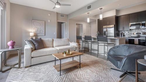 Fort Myers VillasLanding Modern Apartment with Amazing Amenities (ID8083X55)的客厅以及带沙发和桌子的厨房。