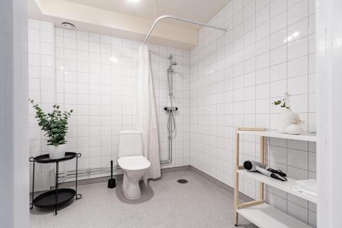 斯德哥尔摩Modern Charm Stylish Studio in Sodermalm的白色的浴室设有卫生间和淋浴。