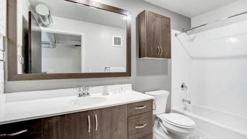 圣保罗Landing Modern Apartment with Amazing Amenities (ID1182X212)的一间带水槽、卫生间和镜子的浴室
