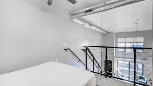 圣保罗Landing Modern Apartment with Amazing Amenities (ID1182X212)的一间白色卧室,配有床和阳台