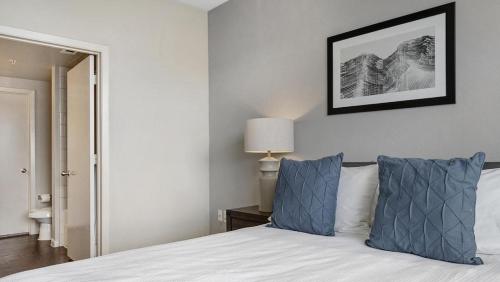 奥斯汀Landing Modern Apartment with Amazing Amenities (ID4179X58)的一间卧室配有一张带蓝色枕头的床