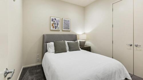 奥马哈Landing Modern Apartment with Amazing Amenities (ID1178X938)的卧室配有带枕头的大型白色床