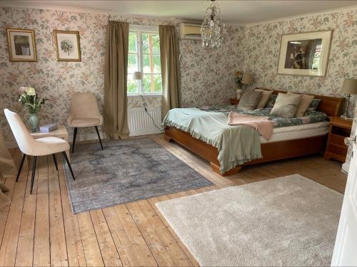 科尔巴克斯Bagarstugan的卧室配有1张床、1张桌子和1把椅子