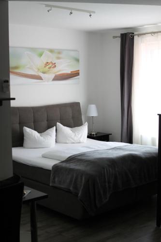 瓦尔多夫艾布帕林泽瓦尔多夫餐厅酒店的卧室配有带白色枕头的大床