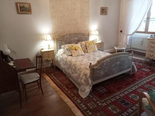 圣莱奥纳尔德诺布拉MAISON GAY LUSSAC St LEONARD DE NOBLAT的一间卧室配有带枕头的床