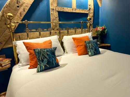布雷肯Three Cocks Hotel的一间卧室配有橙色和蓝色墙壁的床