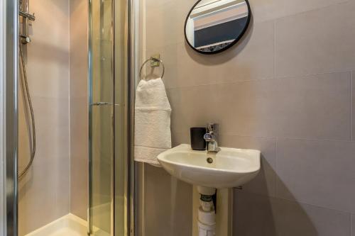 南希尔兹Room 01 - Sandhaven Rooms - Double的一间带水槽、镜子和淋浴的浴室