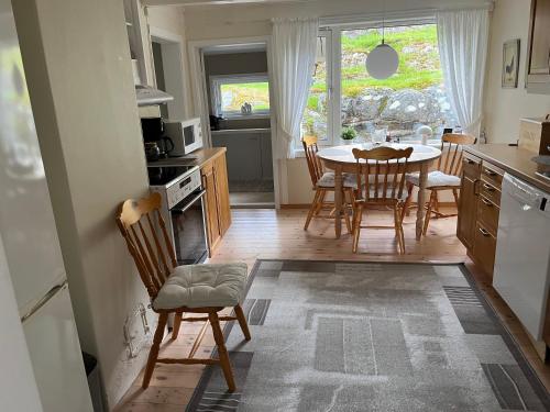莫尔德Sjarmerende gårdsbruk omgitt av vakker natur的一间带桌椅的厨房和一间用餐室