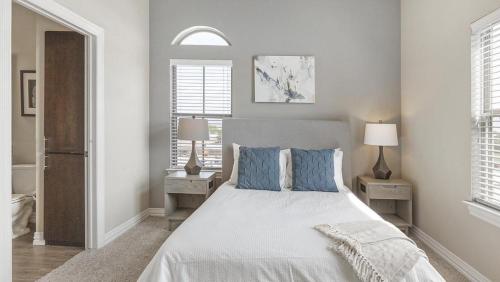 卡罗尔顿Landing - Modern Apartment with Amazing Amenities (ID3874)的一间卧室配有一张带蓝色枕头的大床