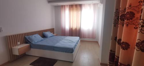 普拉亚Ondas Relax House的一间小卧室,配有床和窗户