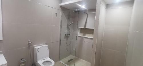 普拉亚Ondas Relax House的带淋浴和卫生间的浴室