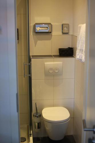 瓦尔多夫艾布帕林泽瓦尔多夫餐厅酒店的一间位于客房内的白色卫生间的浴室