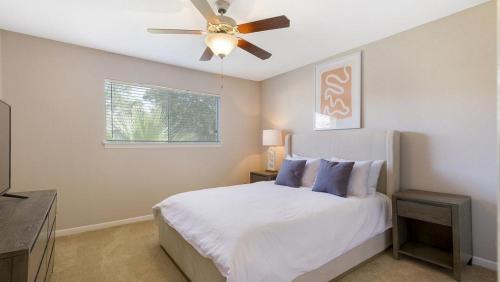休斯顿Landing - Modern Apartment with Amazing Amenities (ID9254X75)的一间卧室配有一张带吊扇的床