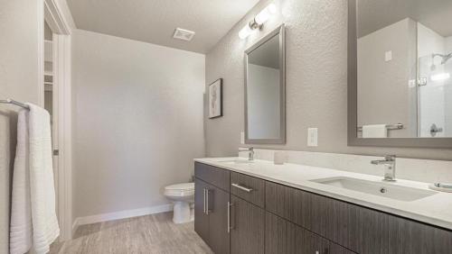 Fort Myers VillasLanding - Modern Apartment with Amazing Amenities (ID8094X55)的一间带水槽和卫生间的浴室