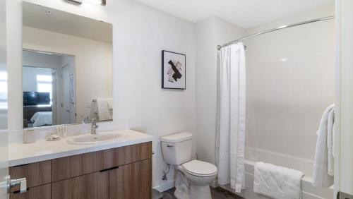 伍丁维尔Landing - Modern Apartment with Amazing Amenities (ID8324X58)的白色的浴室设有卫生间和水槽。