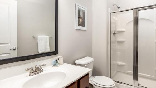 都柏林Landing - Modern Apartment with Amazing Amenities (ID8701X65)的白色的浴室设有水槽和淋浴。