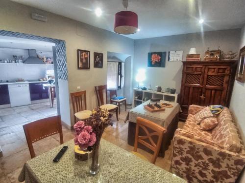因凡特斯新镇Las Violetas的客厅配有沙发和桌子