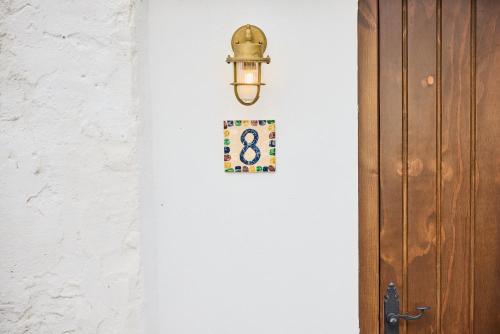拉伊斯莱塔德尔摩洛Cortijo La Loma的门旁白色墙壁上的灯光