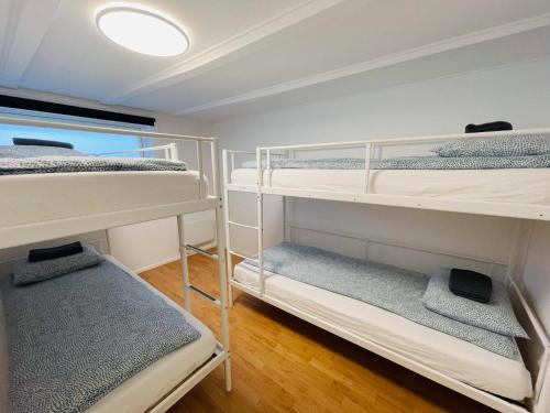 斯塔万格Central Economic Stavanger Brødregata的一间设有三张双层床和一盏灯的房间