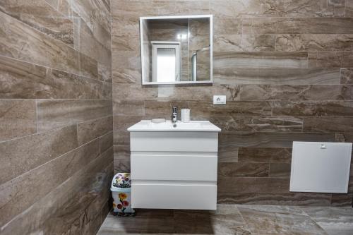 斯库台The Urban Villa的浴室设有白色水槽和镜子