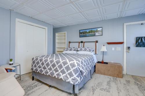 卡拉马祖Cozy Kalamazoo Studio, 4 Mi to Downtown Area!的一间卧室设有一张床和蓝色的墙壁