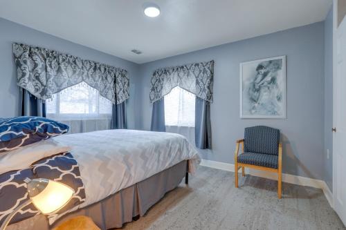 卡拉马祖Kalamazoo Vacation Rental Near Golf and Parks!的卧室拥有蓝色的墙壁,配有一张床和椅子