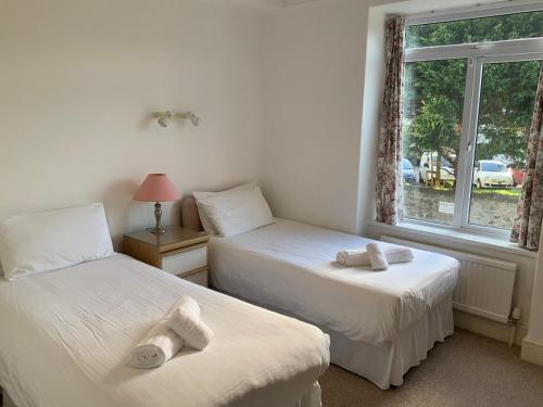卡比斯贝St Merryn的一间卧室配有两张带毛巾的床
