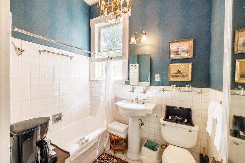 GonzalesBelle Oaks Inn的浴室配有盥洗盆、卫生间和浴缸。
