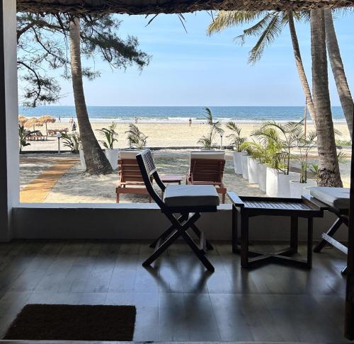 曼德姆Mamagoa Beach Resort的享有海滩景致的客房 - 带2把椅子