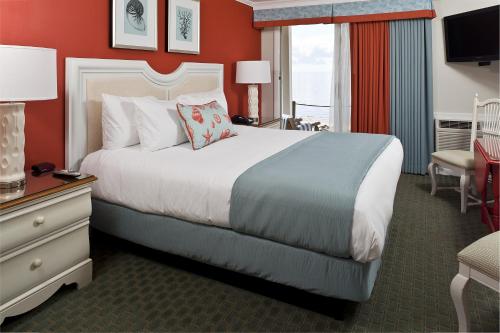 普罗温斯敦萨福赛德套房酒店的酒店客房设有一张大床和一张书桌。