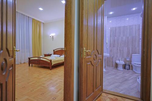 久姆里Araks Hotel Complex的一间带卧室的浴室,卧室配有一张床和一扇门