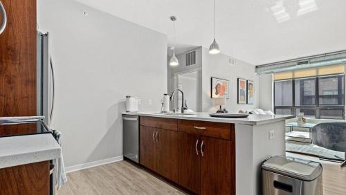 圣保罗Landing - Modern Apartment with Amazing Amenities (ID8458X97)的一间带水槽和浴缸的厨房