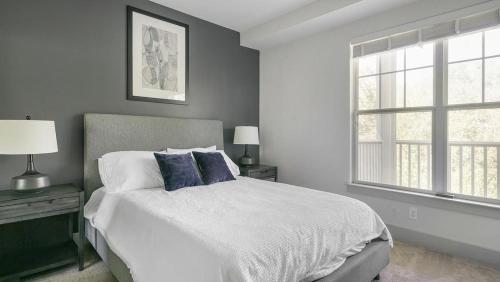 里士满Landing - Modern Apartment with Amazing Amenities (ID6167X30)的卧室配有白色的床和窗户。
