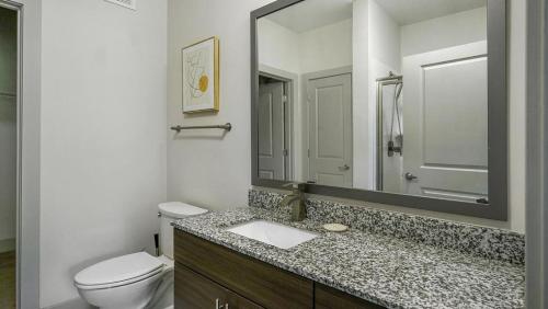 里士满Landing - Modern Apartment with Amazing Amenities (ID6167X30)的一间带卫生间、水槽和镜子的浴室